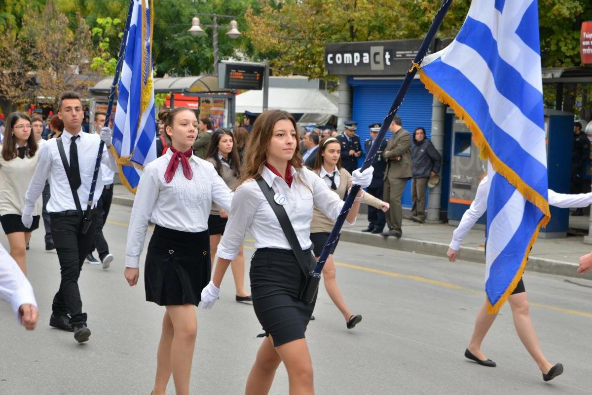 Οι καθηγητές στάθηκαν στο πλευρό των μαθητών – Τιμωρήθηκαν γιατί εξέφρασαν τα πατριωτικά τους συναισθήματα – Βίντεο